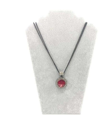 Collar colgante con piedra preciosa roja en pantalla gris.