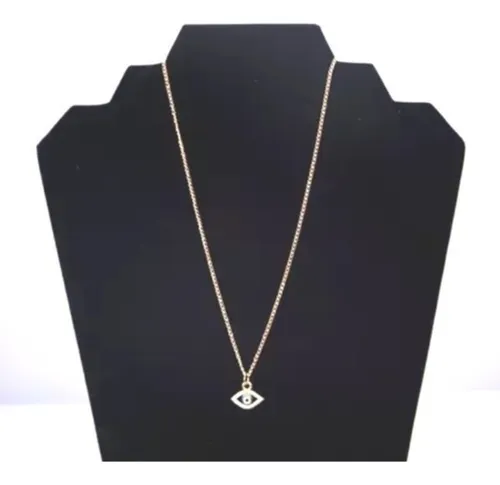 Collar de oro con colgante de ojo exhibido en un expositor de joyas negro.