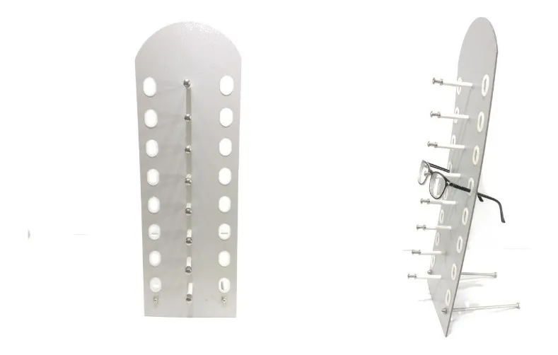 Expositor de gafas plateado con múltiples clavijas que sostienen un par de gafas.