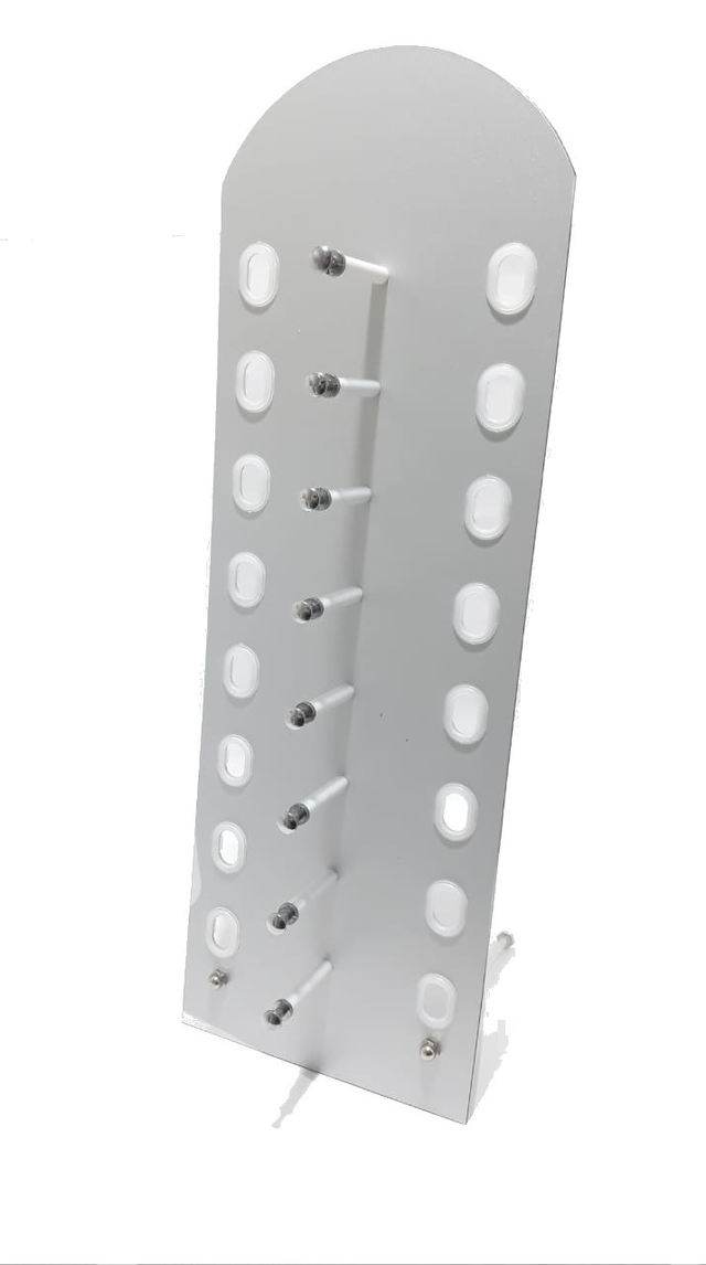 Expositor de gafas de color blanco con múltiples clavijas para sujetar las gafas.