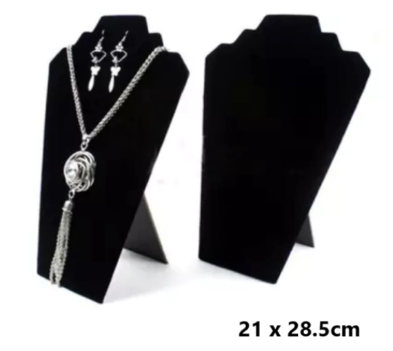 Dos expositores de joyería de terciopelo negro con collar y pendientes, sobre fondo blanco, 21 x 28,5 cm.