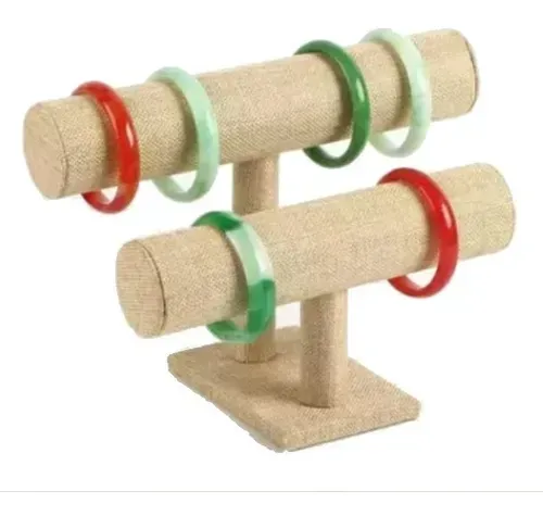 Exhibición de pulseras de dos niveles en color bronce con brazaletes de jade de colores.