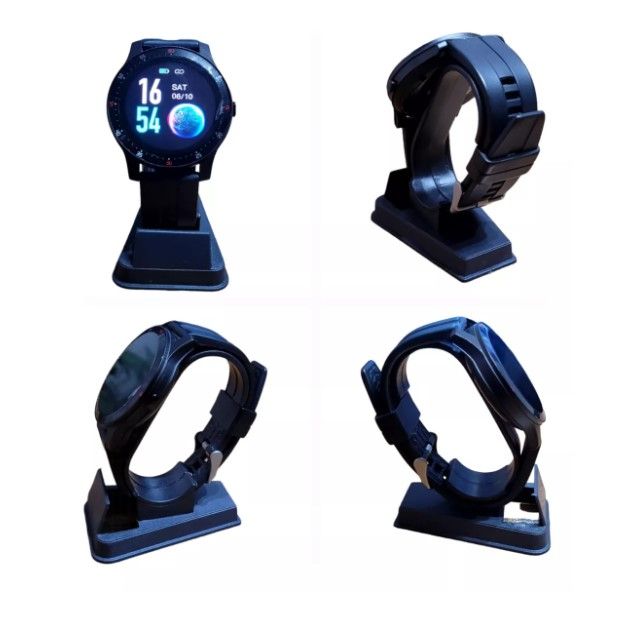 Reloj inteligente sobre un soporte negro, visible desde múltiples ángulos.