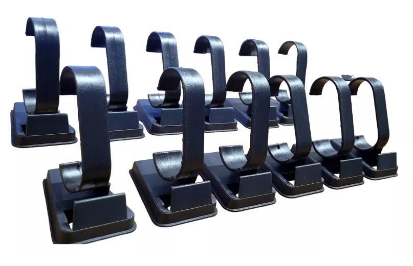 Expositores de relojes negros dispuestos sobre un fondo blanco.