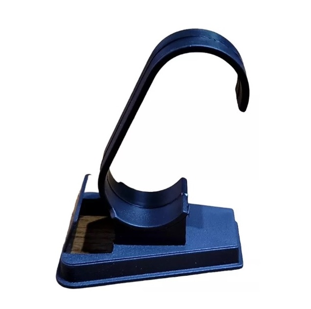 Expositor de relojes de color negro, soporte curvo unido a una base rectangular.