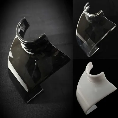 Tres expositores de collares de acrílico curvos: negro, transparente y blanco.