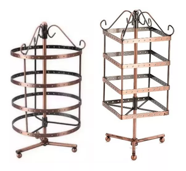 Dos exhibidores de aretes giratorios de color cobre: uno redondo y otro cuadrado, cada uno con múltiples niveles.