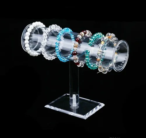 Expositor de joyas de acrílico transparente que sostiene varias pulseras.
