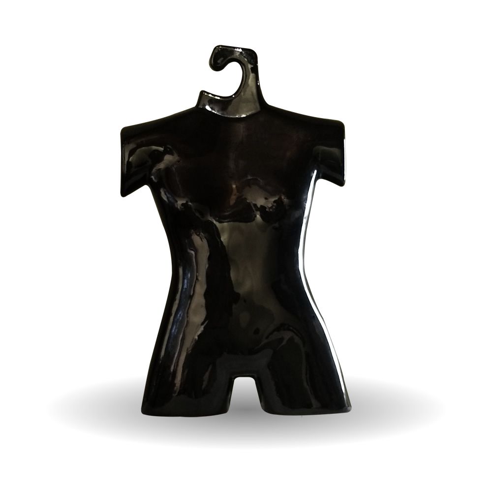 Torso de maniquí negro brillante con percha en la parte superior, aislado en blanco.