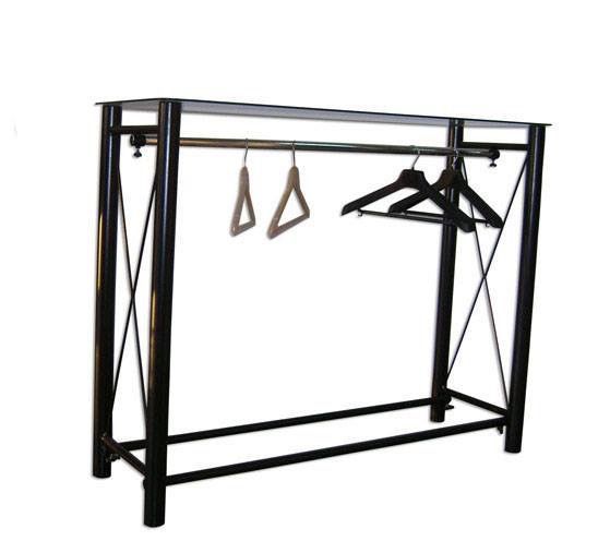 Perchero de metal negro con perchas.