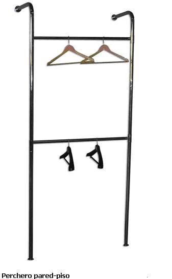 Perchero cromado con perchas en la parte superior e inferior.