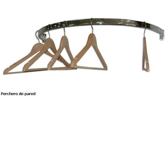 Perchero de pared de metal curvo con perchas de madera que sujetan la ropa.