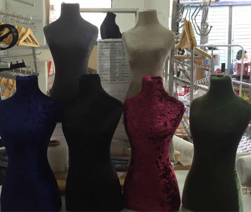 Siete maniquíes de modista revestidos de terciopelo en diversos colores