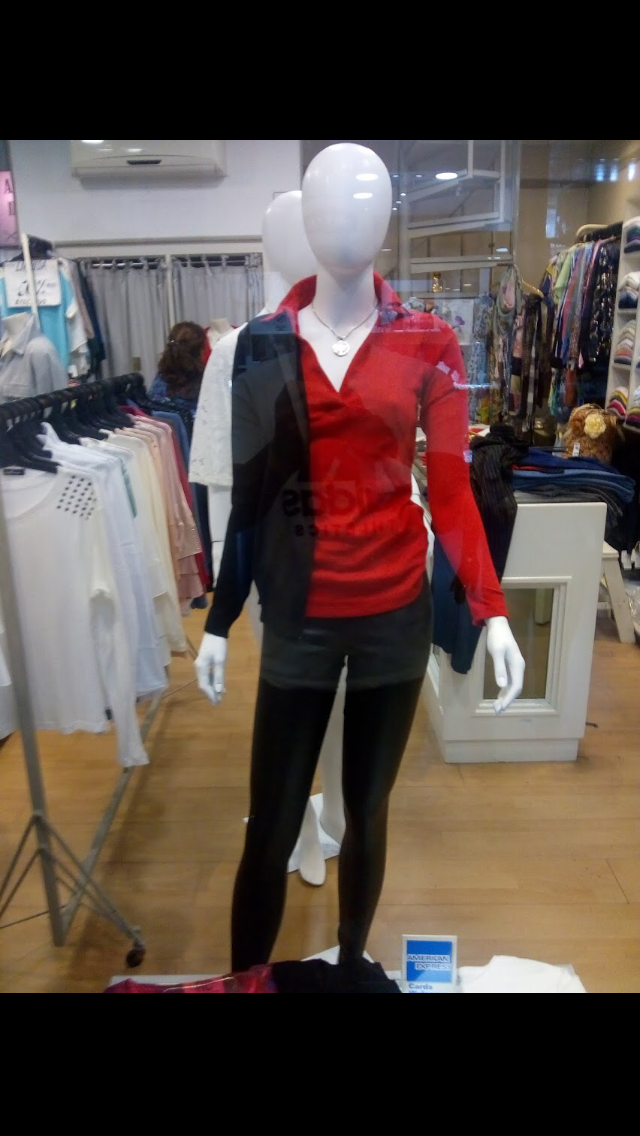 Maniquí con una camiseta deportiva de color rojo y negro, leggings negros y pantalones cortos