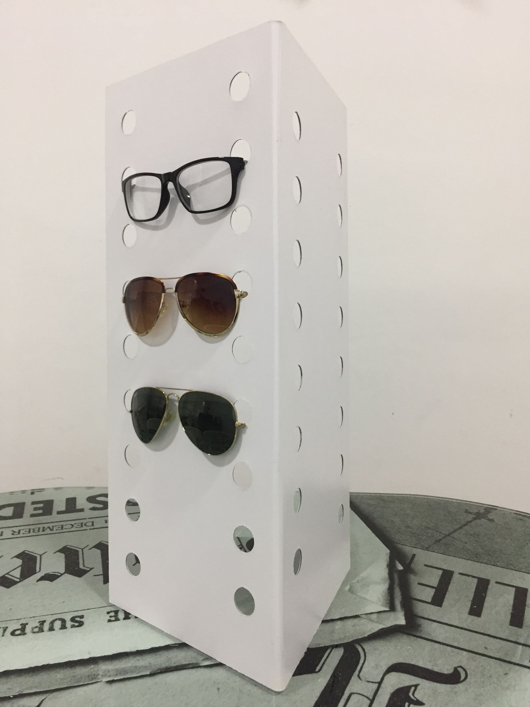 Expositor blanco con gafas.