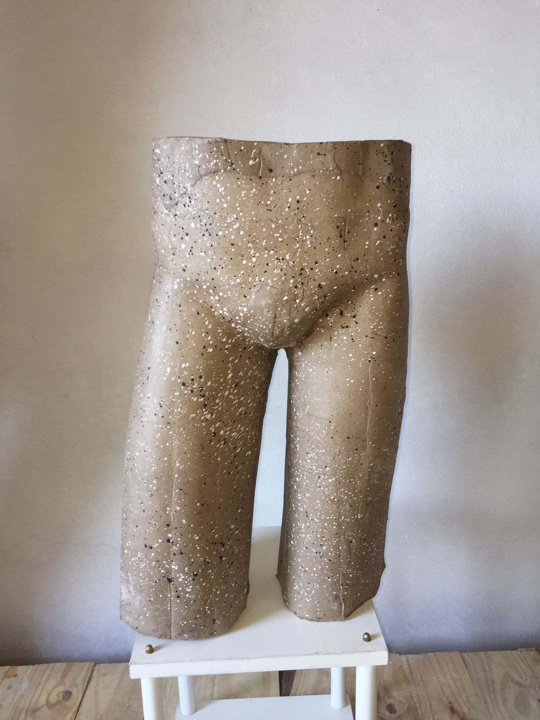 Parte inferior del cuerpo del maniquí, de color bronce con motas