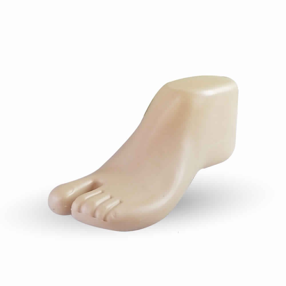 Pie protésico, tono de piel claro, inclinado hacia adelante, dedos visibles.