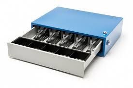 Caja registradora azul con cajón abierto, mostrando compartimentos para monedas y billetes.