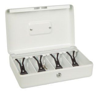 Caja de efectivo blanca abierta con bandeja para monedas y cerradura con llave.