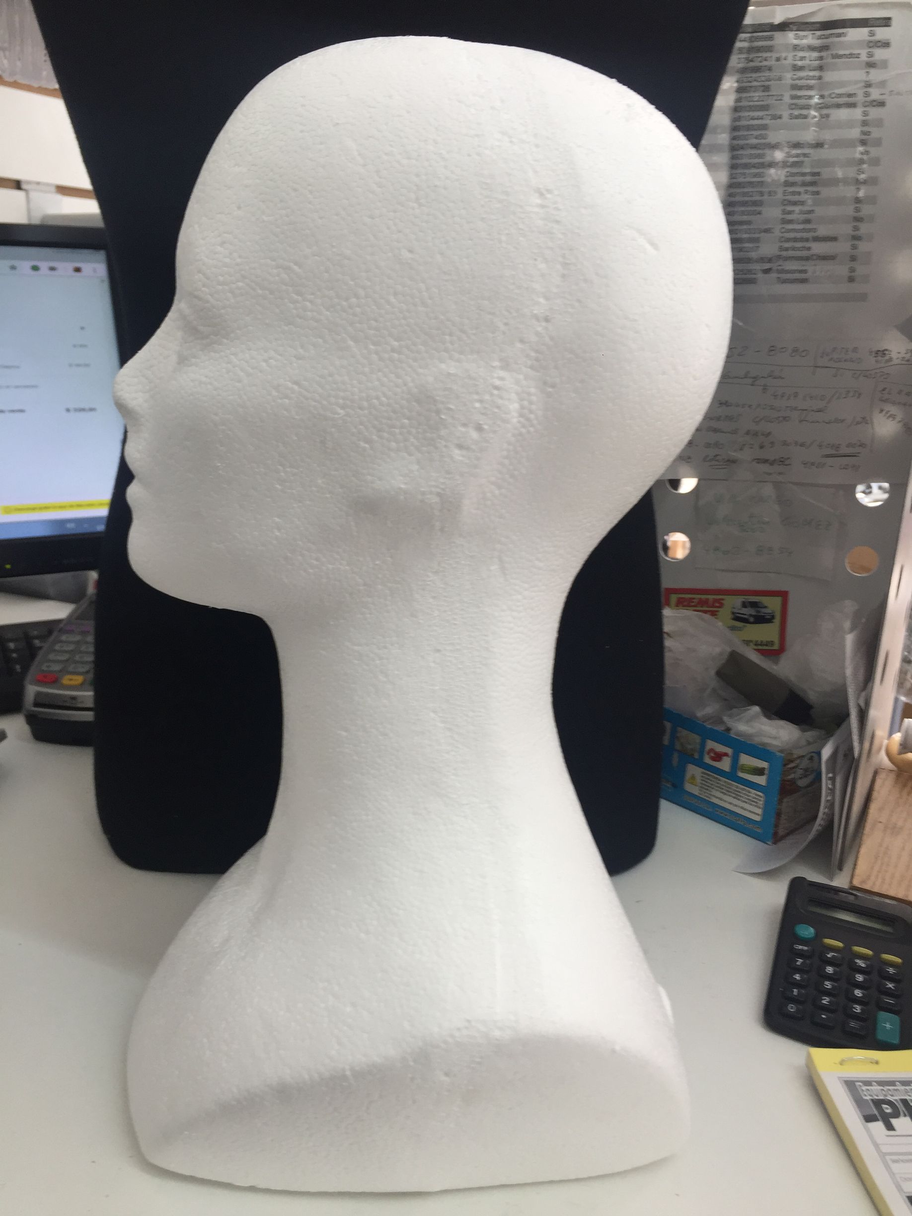 Cabeza y cuello de maniquí de espuma blanca.