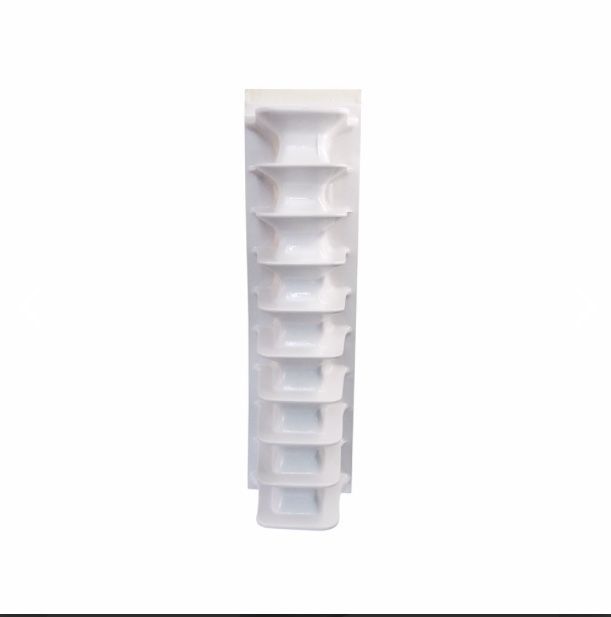 Estante vertical segmentado de color blanco con ocho compartimentos abiertos en forma de cuenco