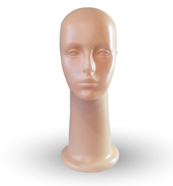 Cabeza de maniquí femenino en tono de piel pálido, utilizado para exhibir pelucas o joyas.