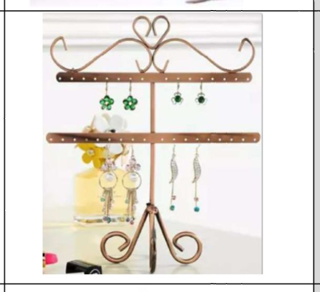 Porta pendientes de metal color bronce con dos filas de pendientes.