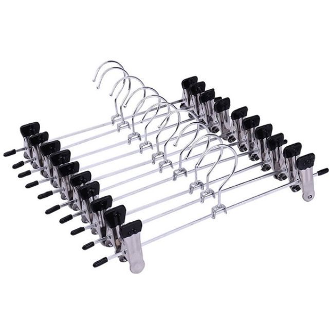 Juego de diez perchas metálicas para pantalones con pinzas negras.