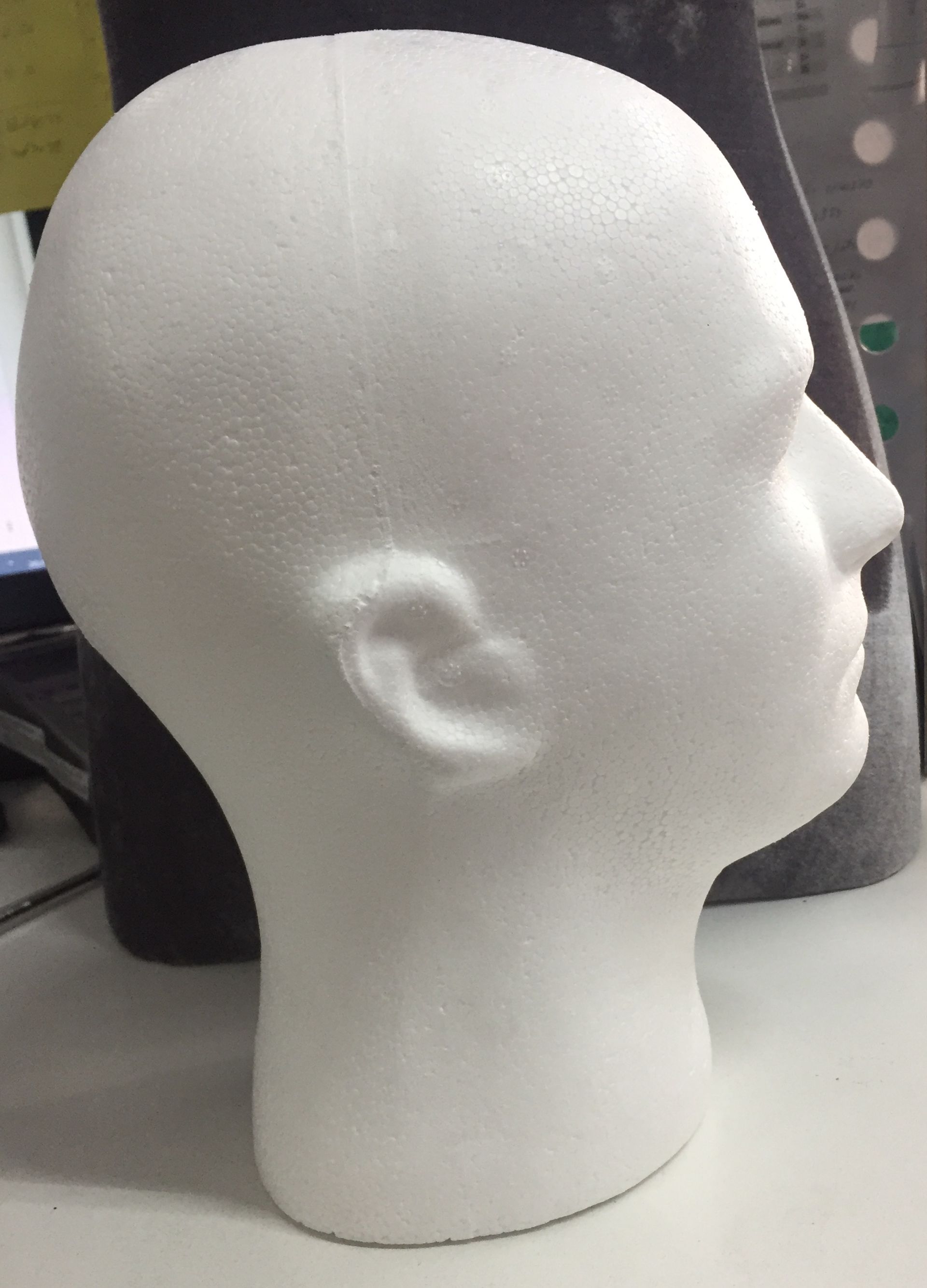 Maniquí de cabeza de poliestireno blanco, perfil lateral.