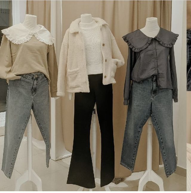 Tres maniquíes exhiben ropa: top beige, jeans; suéter blanco, chaqueta afelpada, pantalón negro; top gris, jeans.