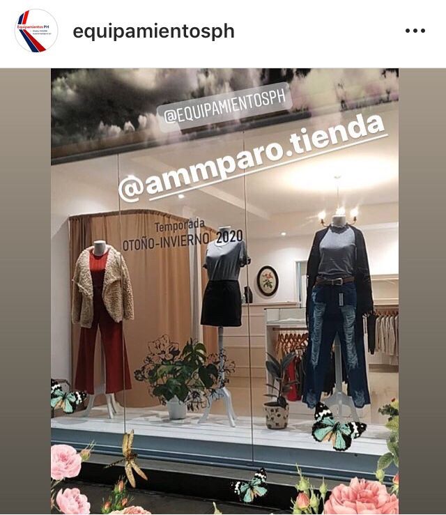 Escaparate de una tienda de ropa con maniquíes con atuendos. 