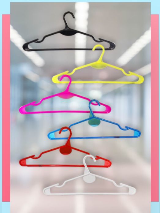 Seis perchas de plástico de colores.