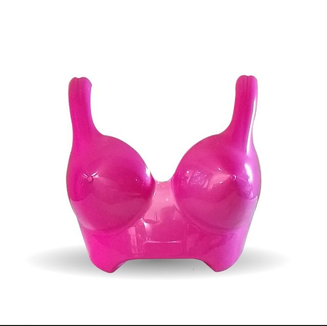 Jardinera de plástico de color rosa con forma de sujetador.