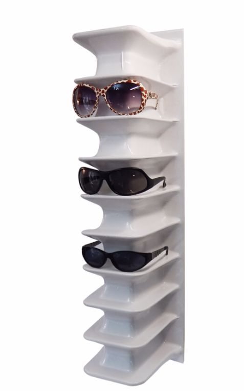 Estante para gafas de sol de color blanco que contiene varios pares de gafas de sol.