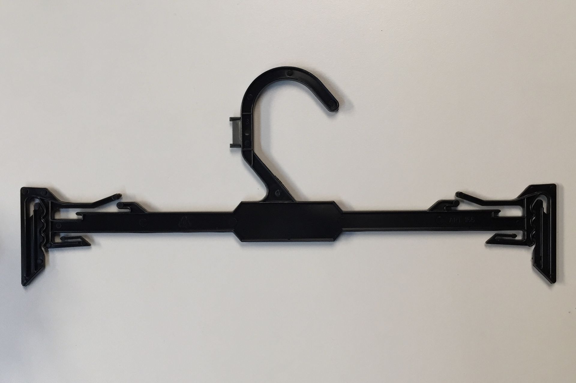 Percha de ropa de plástico negra con pinzas.