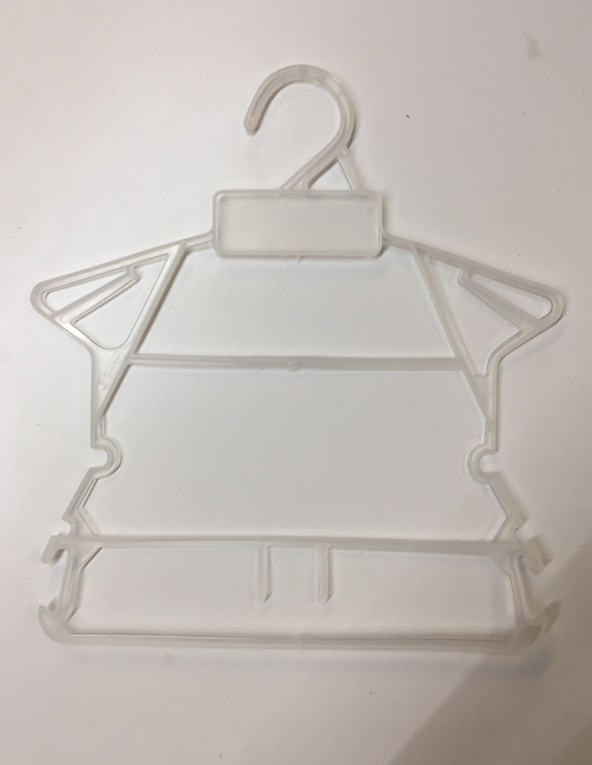 Percha de ropa de plástico transparente con múltiples niveles para colgar prendas.