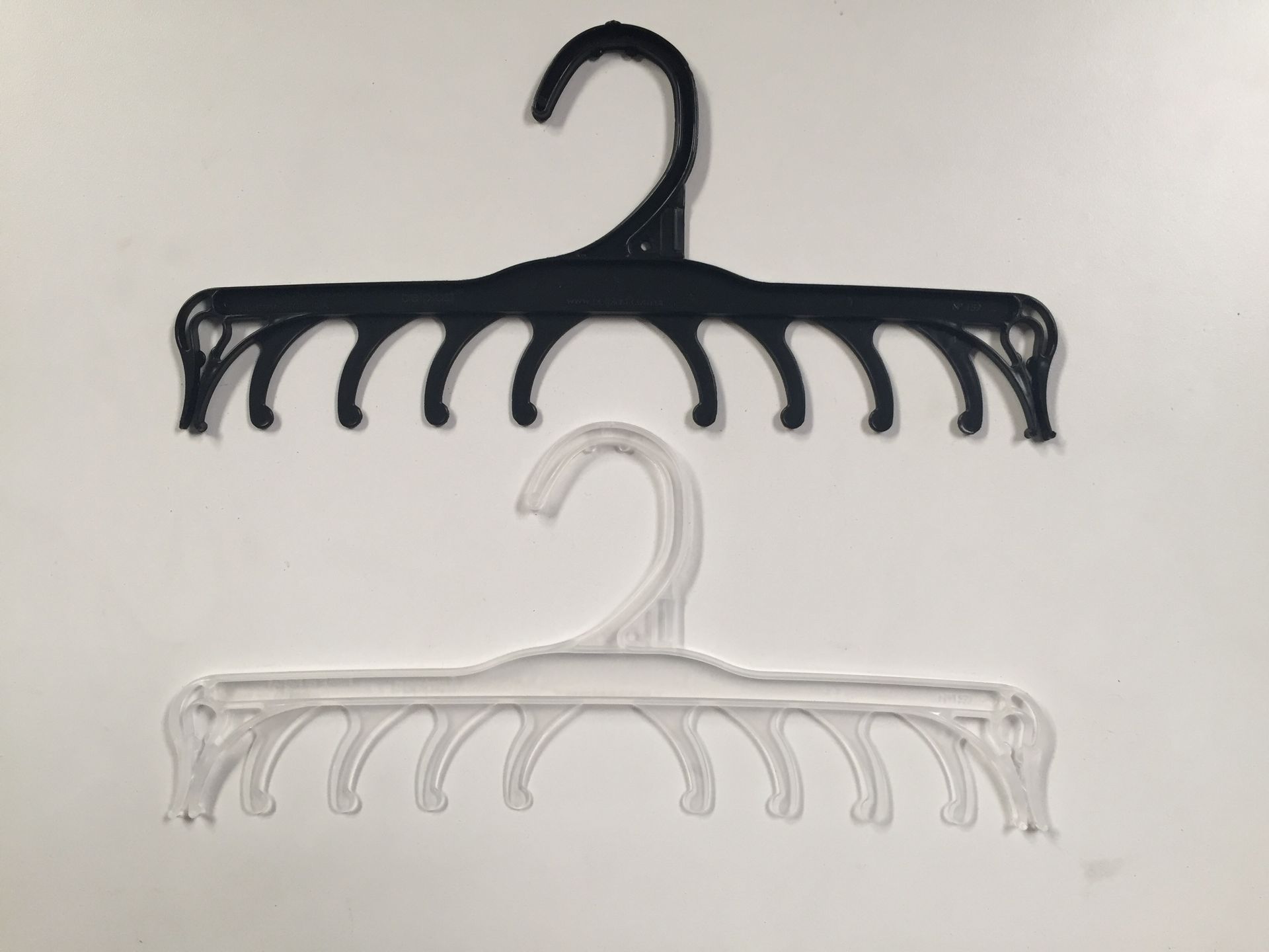 Dos perchas de plástico para ropa