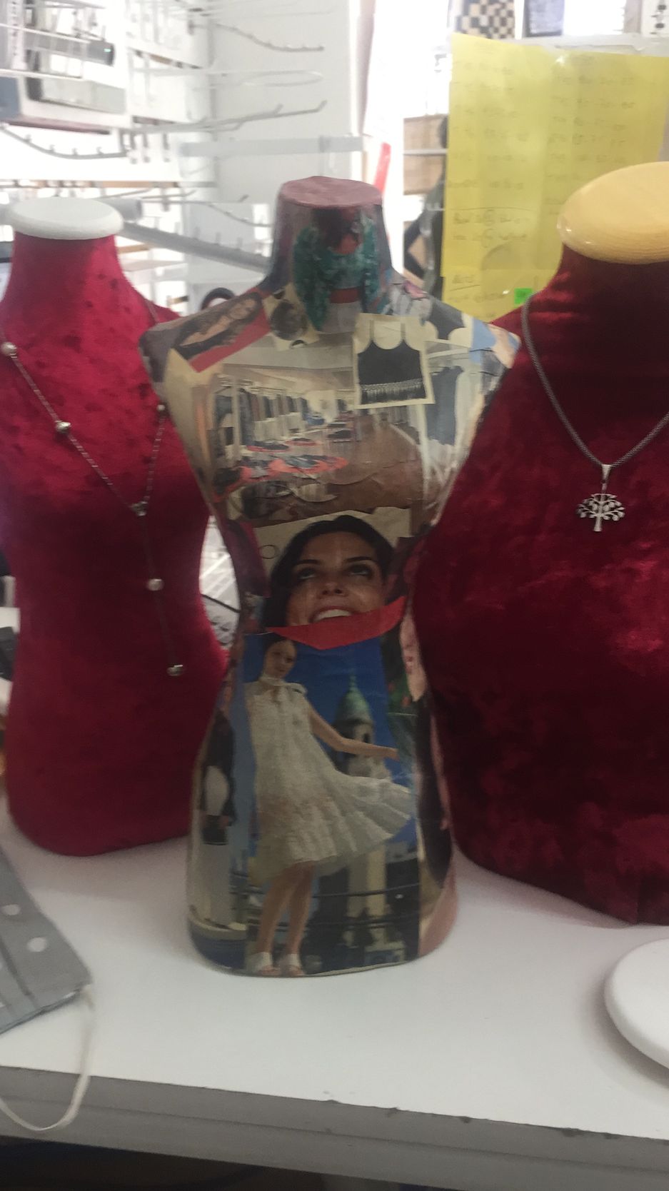 Se exponen tres bustos, dos de terciopelo rojo y uno con un collage de imágenes.