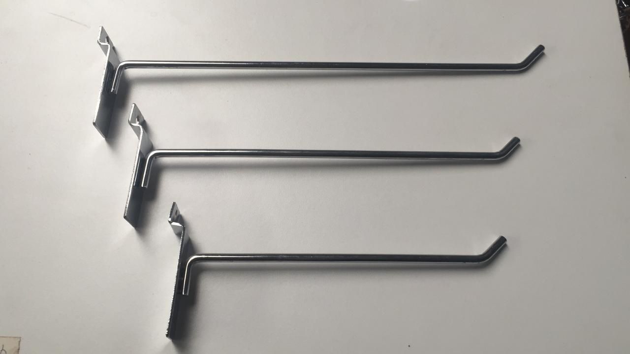 Tres ganchos metálicos para exhibición minorista de diferentes longitudes.