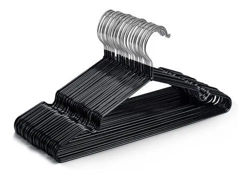 Perchas de metal negro apiladas, con ganchos plateados, sobre un fondo blanco.