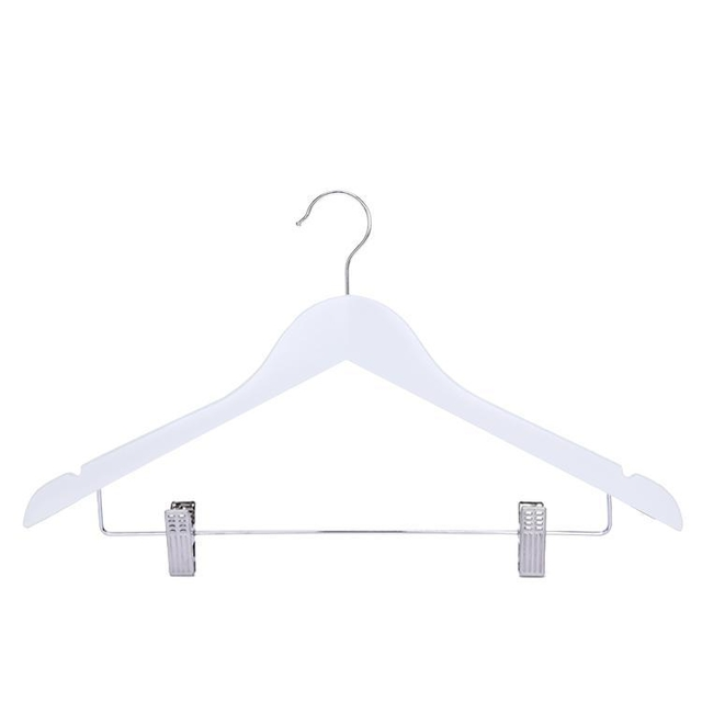 Percha de madera blanca con gancho y pinzas plateadas.