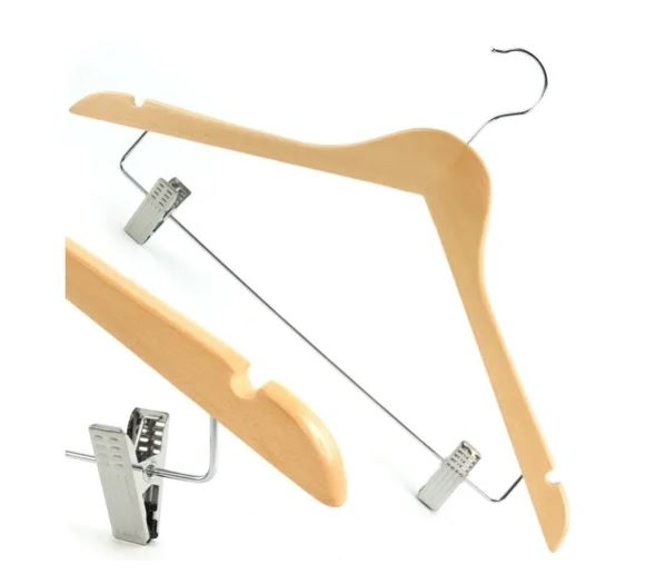 Percha de madera con dos pinzas metálicas y un gancho plateado.