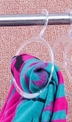 Percha transparente para bufandas con colores verde azulado y rosa.