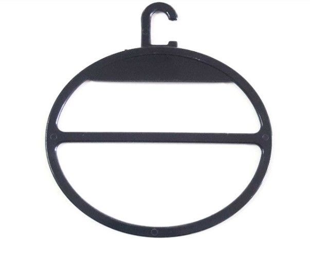 Percha circular negra para bufandas con gancho y travesaño.
