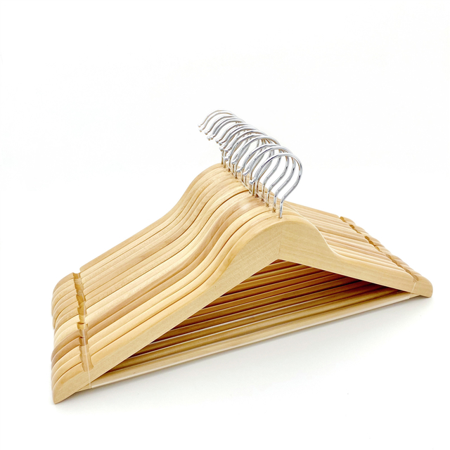 Pila de perchas de madera con ganchos de metal.