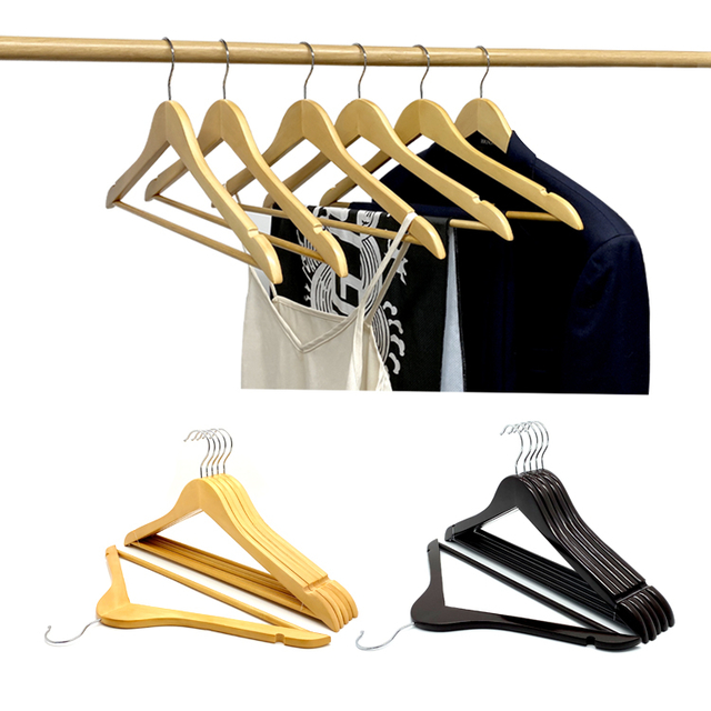 Perchas de madera en una barra, sujetando prendas. Se muestran dos pilas de perchas en negro y madera.