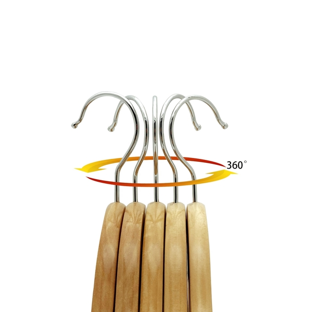 Perchas de madera con gancho metálico giratorio, etiquetadas con un símbolo de rotación de 360 grados.