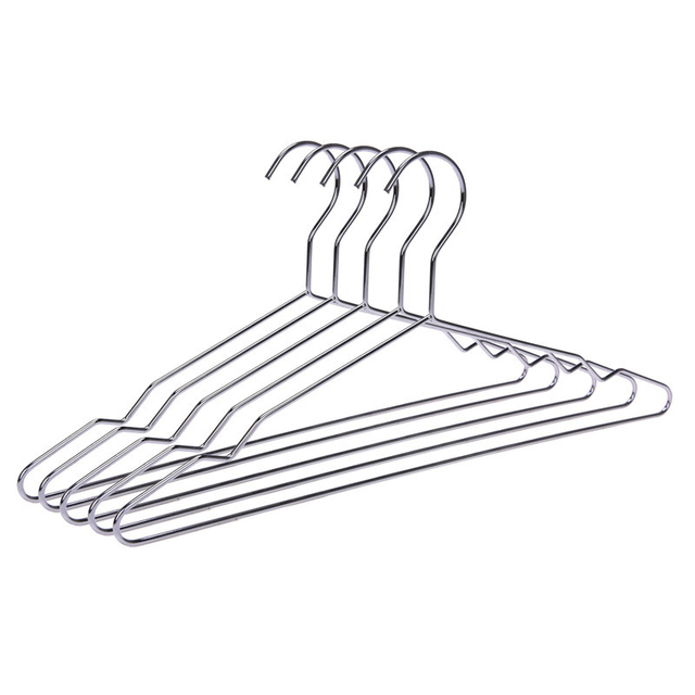 Perchas de ropa de metal plateado, dispuestas en un grupo de cinco, sobre un fondo blanco.