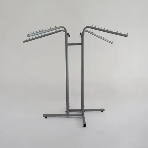 Perchero de metal gris con múltiples brazos sobre fondo blanco.