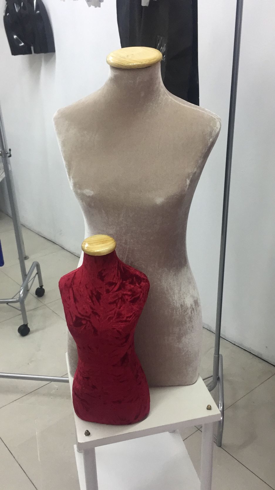 Dos maniquíes de tela, uno grande de color beige y uno pequeño de color rojo
